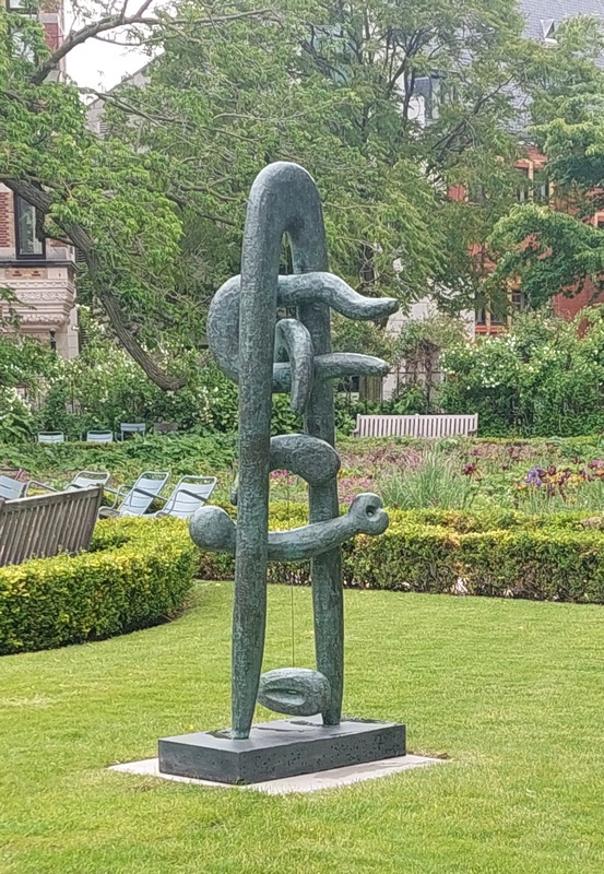 Isamu Noguchi - Kronos